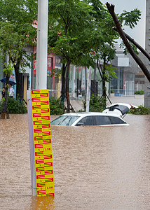 城市暴雨街道洪水内涝高清图片