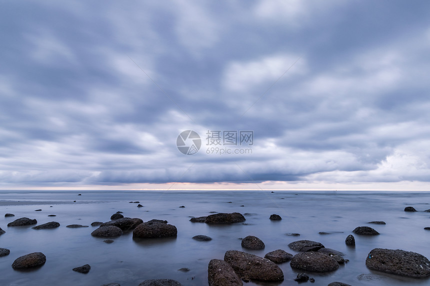 暴风雨来临前的涠洲岛清晨日出图片