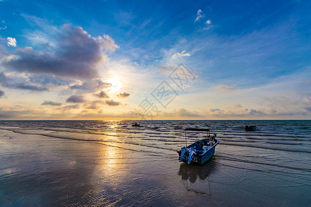 洛杉矶早晨海滩广西涠洲岛日出海滩停泊的渔船背景