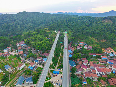 航拍雪峰山隧道口图片