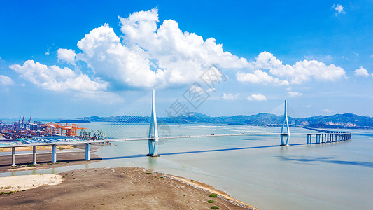 航拍蓝天白云下的厦漳大桥图片