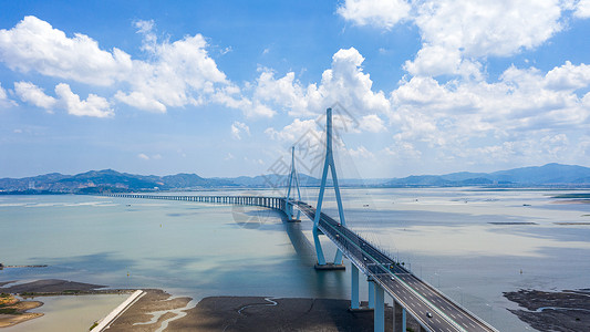航拍蓝天白云下的厦漳大桥图片