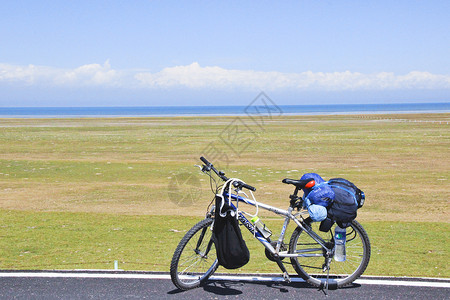 骑行青海湖青海湖环湖骑行自行车背景