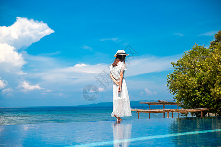 风景白海边美女背影背景