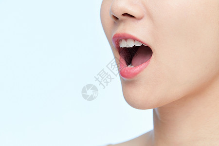 嘴巴痛年轻女性张嘴牙齿特写背景