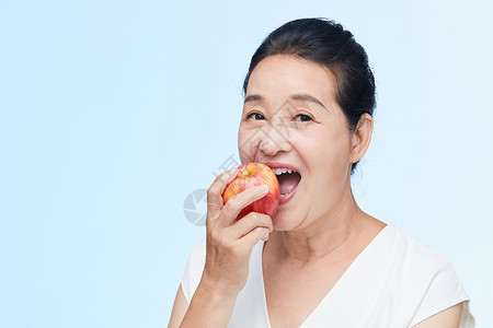 老年女性吃苹果高清图片