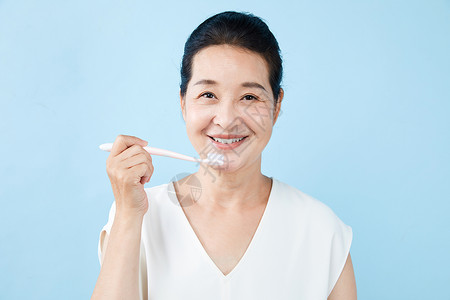 老年女性刷牙背景图片