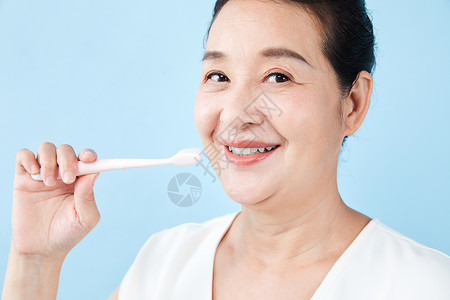 老年女性刷牙背景图片