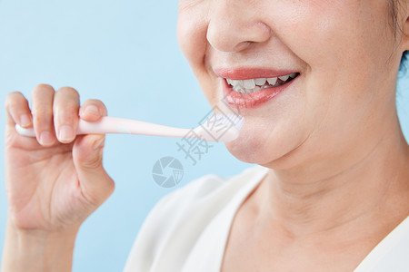 保护口腔健康老年女性刷牙背景