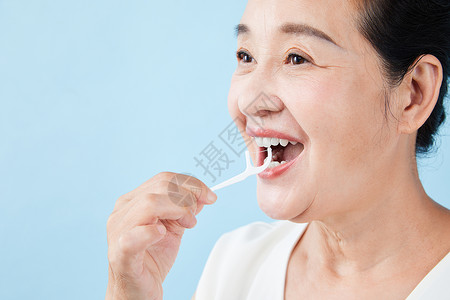老年女性使用牙线棒背景