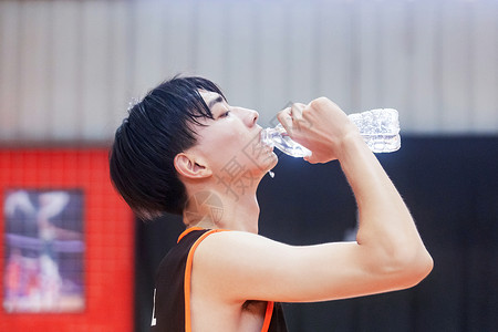 体育馆篮球运动喝水图片
