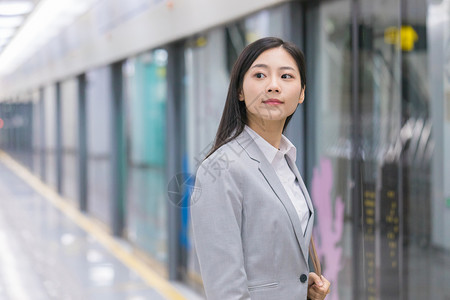 商务女性地铁站内等待地铁形象图片