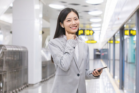 地铁站内打电话的商务女性图片