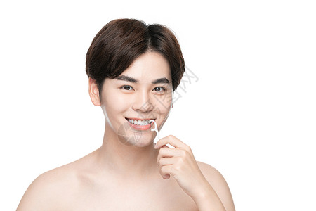 青年男性使用牙线棒高清图片