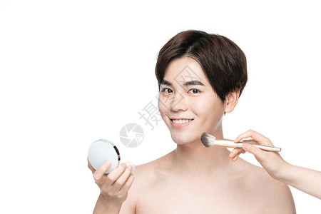 男性化妆擦粉底背景图片
