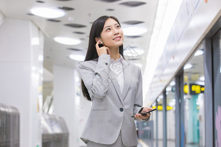 上班途中女生地铁站内打电话的商务女性背景