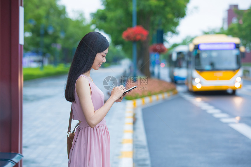 公交车站台等待公交的女性图片