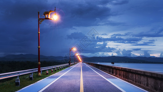 长长的路灯泰国最大水库公路背景