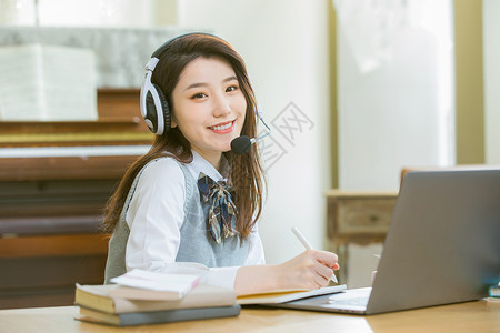 语言处理戴耳机的女学生上网课背景