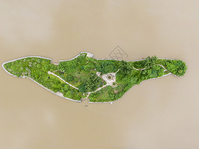 俯拍湖南湘江洪水中的孤岛图片