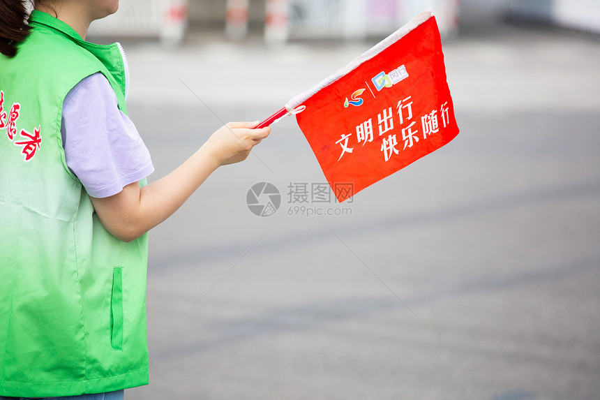 上海创建文明城区志愿者站马路维护秩序图片