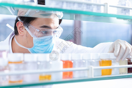 医疗科研人员用放大镜观察药品背景图片
