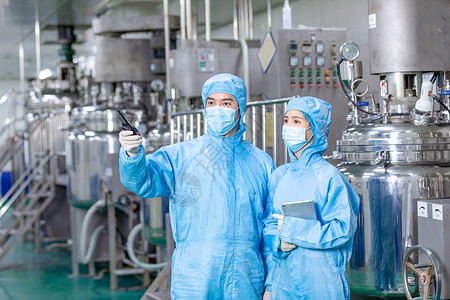 化工厂工人身穿无菌服工作图片