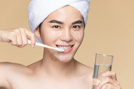 护水男性用牙刷刷牙背景