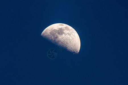月球背景深空下的半月背景