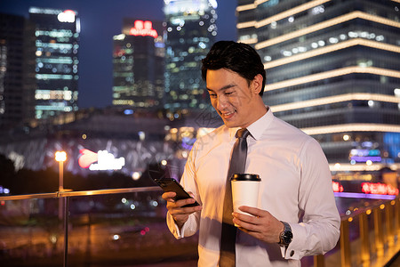 天翼手机夜晚天桥上的都市商务男性看手机背景