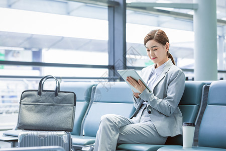 商务女性出差在机场候机中国人高清图片素材