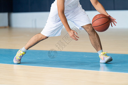 篮球运动员运球背景图片