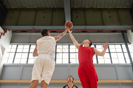 跳球篮球运动员争球背景