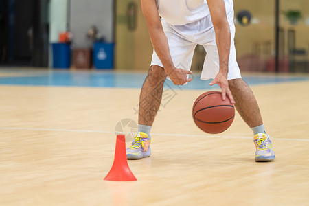 篮球运动员运球过人训练训练图片