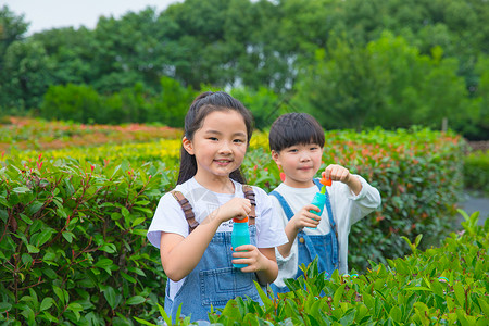 小朋友在户外玩吹泡泡图片