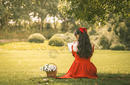 橙紫裙子女孩夏天清晨阳光下阅读的唯美文艺女孩背景