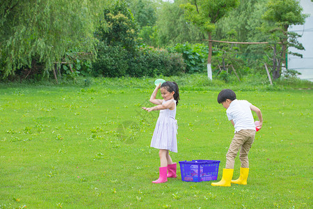 男孩女孩在草地上面玩球高清图片