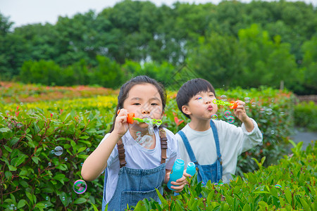 童趣吹泡泡小朋友在户外吹泡泡背景