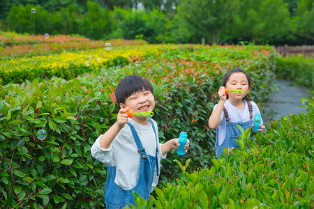 花园里吹泡泡小朋友在户外吹泡泡背景