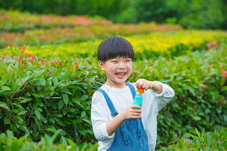 小朋友在户外吹泡泡背景图片