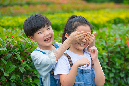 男孩和女孩玩捂眼睛游戏图片