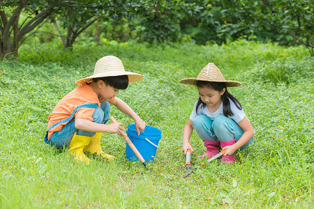 男孩女孩开心在草地中种树背景图片