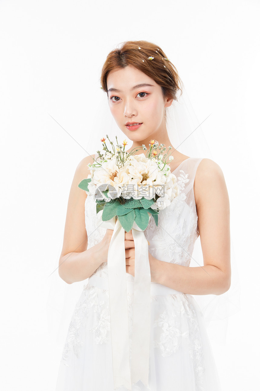 拿手捧花的婚纱美女图片