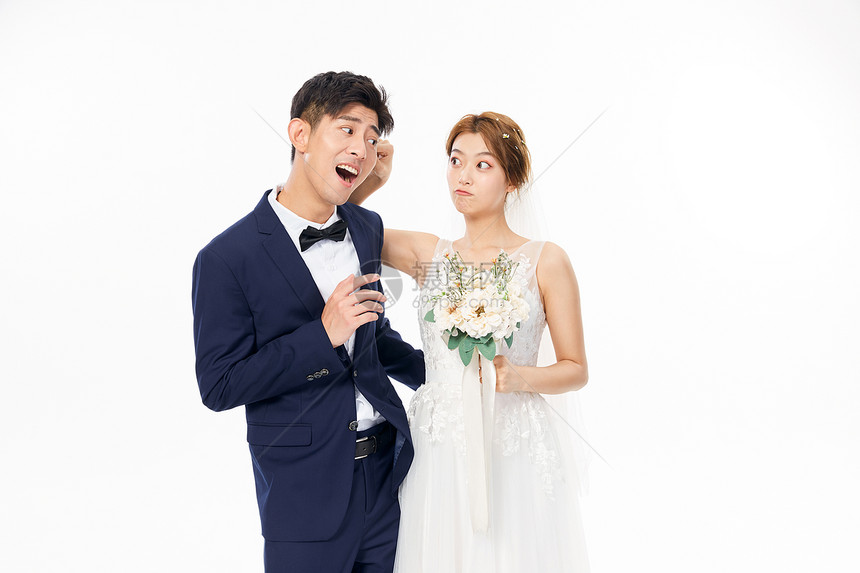 年轻夫妻搞怪婚纱照图片