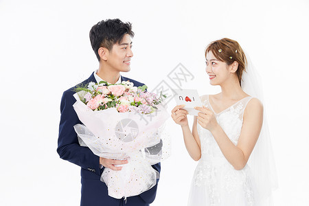 年轻情侣结婚男生收到女生送的鲜花图片