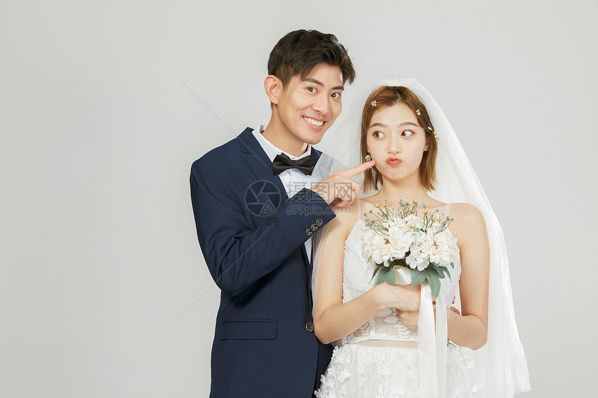 年轻夫妻搞怪婚纱照图片