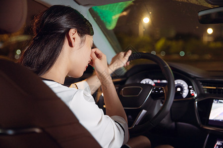 夜晚女性司机疲劳驾驶高清图片