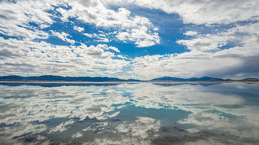 线上旅游青海青藏线上大柴旦的湖泊倒影背景