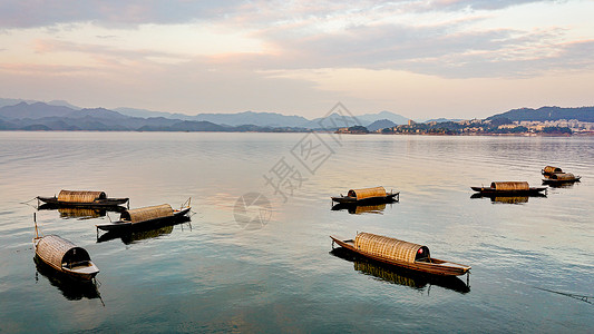 船背景图傍晚千岛湖水库的渔船归来背景