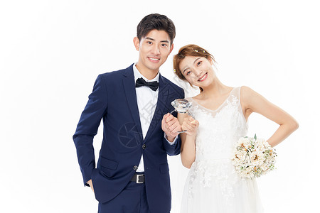 拍写真年轻夫妻一起拿大戒指拍婚纱照背景